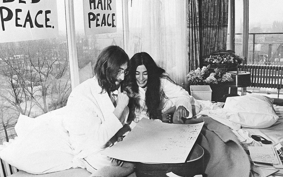 John Lennon i Yoko Ono podczas amsterdamskiej odsłony wolnego od przemocy, pokojowego protestu w mar