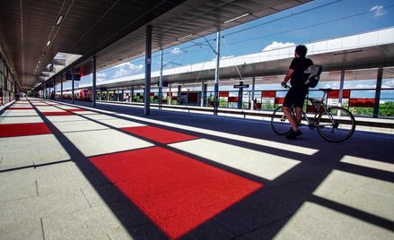 5 maja z kilkumiesięcznym opóźnieniem została otwarta po remoncie stacja Warszawa-Stadion, nawiązują