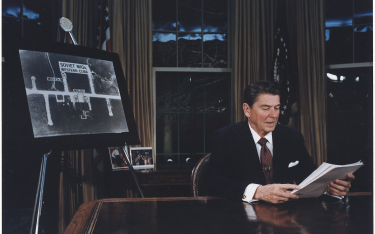 Prezydent Ronald Reagan podczas przemówienia w sprawie bezpieczeństwa narodowego 23 marca 1983 r.
