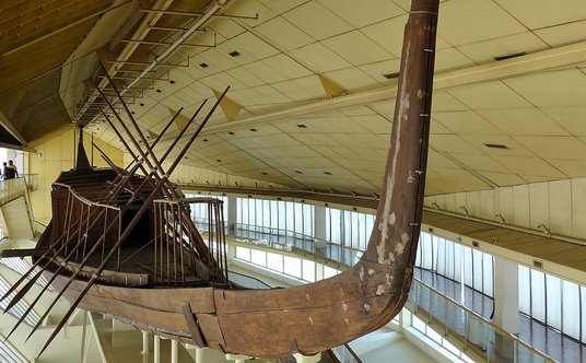 Barka słoneczna została przeniesiona z muzeum w Gizie do WIelkiego Muzeum Egipskiego.