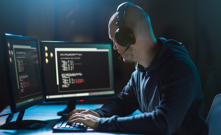 W I połowie 2022 r. liczba cyberataków na świecie zwiększyła się rok do roku o niemal połowę.