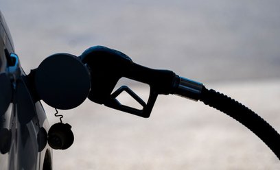 Ropa drożeje wolniej. Donald Trump uspokaja, polscy kierowcy płacą więcej