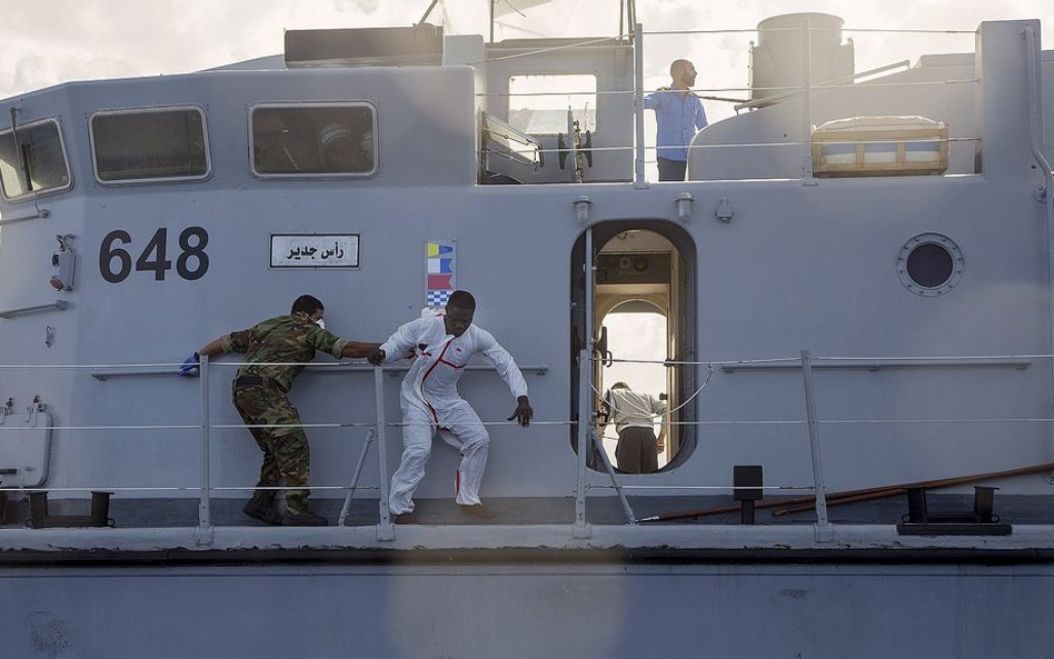 Migrant próbuje uciec ze statku libijskiej straży przybrzeżnej, po tym, gdy został przez nią uratowa