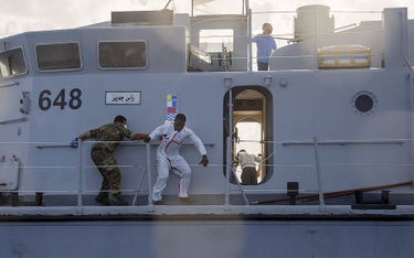Migrant próbuje uciec ze statku libijskiej straży przybrzeżnej, po tym, gdy został przez nią uratowa