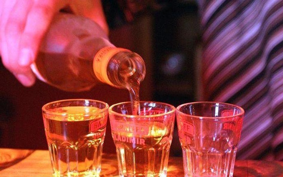 Rosjanie piją na umór, Kreml chce ograniczyć sprzedaż