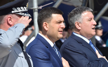 Premier Ukrainy Wołodymyr Hrojsman (w środku) i szef MSW Arsen Awakow