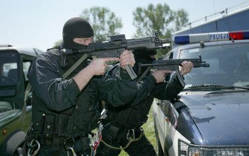 Uczestnicy poznają sprzęt operatorów od podszewki – od kamizelek kuloodpornych, przez nowoczesną bro