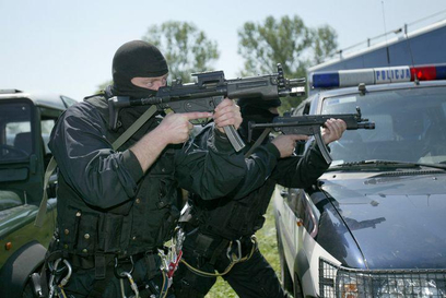 Uczestnicy poznają sprzęt operatorów od podszewki – od kamizelek kuloodpornych, przez nowoczesną bro