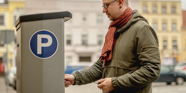 Sąd: za brak biletu parkingowego za szybą nie można karać dodatkową opłatą