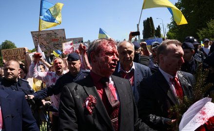 Ambasador Federacji Rosyjskiej w Polsce Siergiej Andiejew oblany czerwoną farbą przez uczestników pr