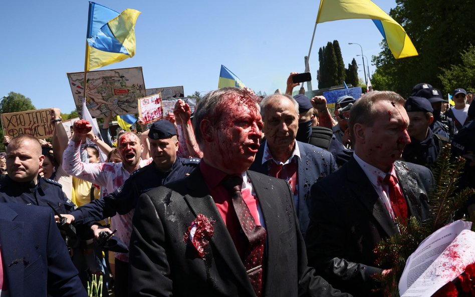 Ambasador Federacji Rosyjskiej w Polsce Siergiej Andiejew oblany czerwoną farbą przez uczestników pr