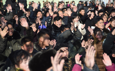 Dworzec kolejowy w Pjongjangu – tłum podróżnych cieszy się ze startu rakiety