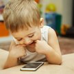 Niechęć do mówienia i rysowania to skutki nadużywania przez maluchy smartfonów - alarmują pediatrzy