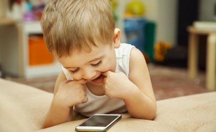 Niechęć do mówienia i rysowania to skutki nadużywania przez maluchy smartfonów - alarmują pediatrzy