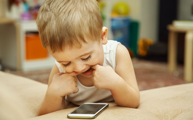 Niechęć do mówienia i rysowania to skutki nadużywania przez maluchy smartfonów - alarmują pediatrzy