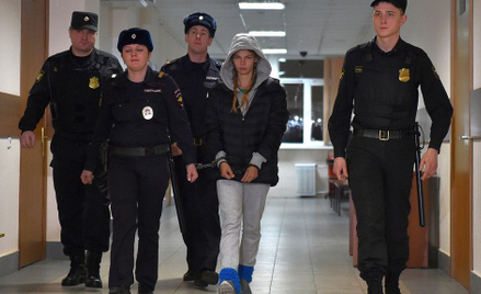 Nastja Rybka prowadzona do sądu w Moskwie