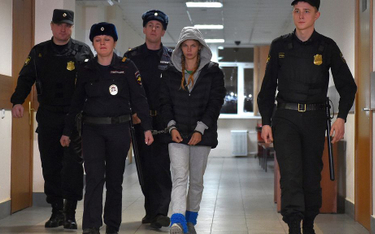 Nastja Rybka prowadzona do sądu w Moskwie