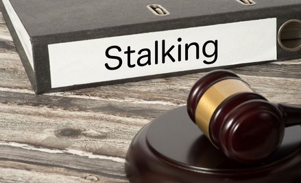 Bezwzględne więzienie i 75 tys. zł zadośćuczynienia za nękanie sąsiadki - prawomocny wyrok ws. stalk