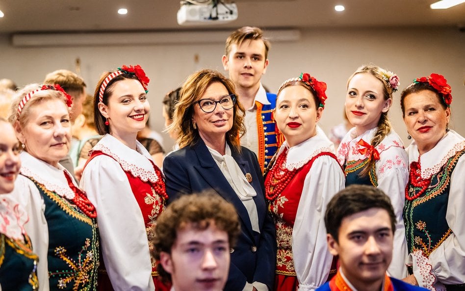Marszałek Senatu Małgorzata Kidawa-Błońska w Astanie w otoczeniu Polonii