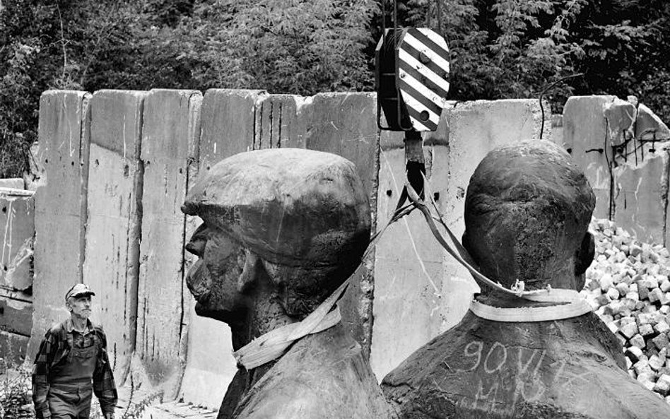 Zdemontowany w 1991 r. monumentalny warszawski pomnik Poległym w Służbie i Obronie Polski Ludowej, z