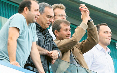 Roman Abramowicz (klaszcze) w 2003 roku stał się właścicielem londyńskiej Chelsea, wprowadzając mili
