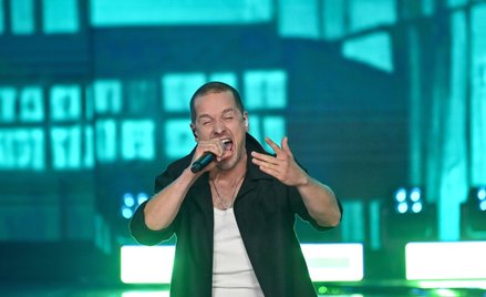 Na scenie piosenkarz Krzysztof Zalewski w koncercie "Cudowne Lata '90" w drugim dniu Top of the Top 