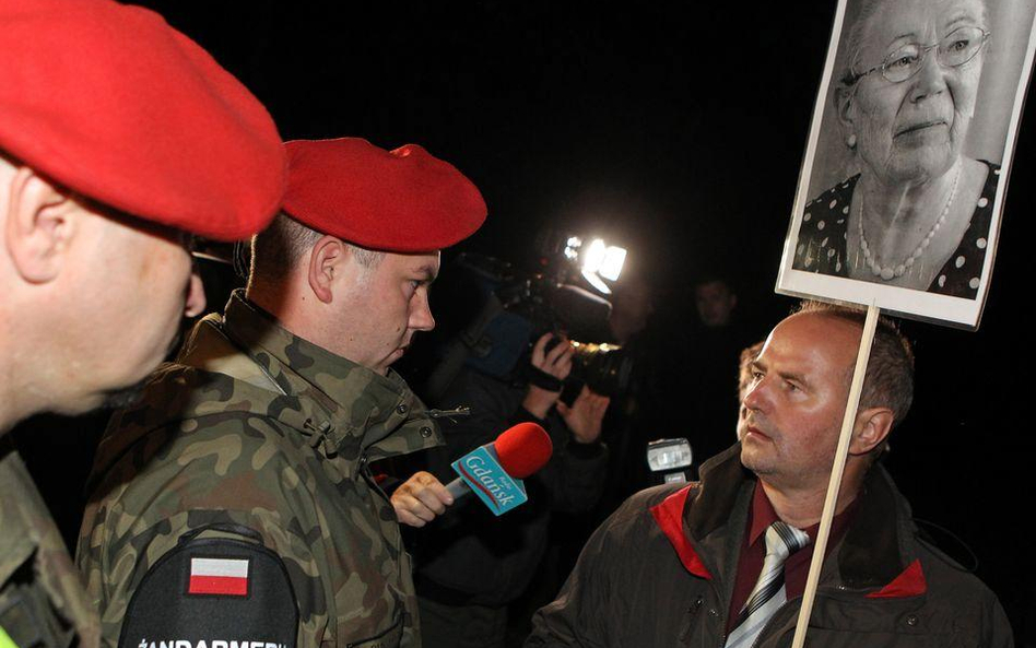 Podczas ekshumacji grobu Anny Walentynowicz, pod cmentarzem odbyła się manifestacja