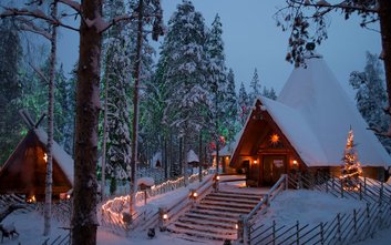 Tutejsza Santa Claus Village odkrywa przed podróżnikami świąteczne sekrety