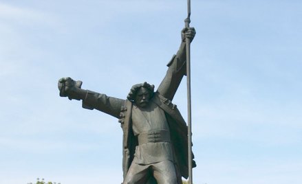 Ponad 10 m wysokości, spiżowy pomnik Bartosza Głowackiego odsłonięto w 200. rocznicę bitwy pod Racła