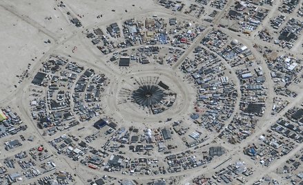 Tymczasowe miasteczko na pustyni Black Rock w Newadzie. W festiwalu Burning Man bierze udział kilkad