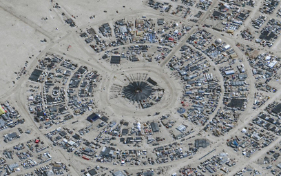 Tymczasowe miasteczko na pustyni Black Rock w Newadzie. W festiwalu Burning Man bierze udział kilkad