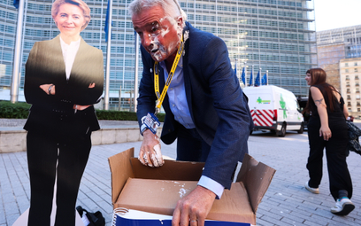 Prezes Ryanaira dostał w Brukseli tortami w twarz. O’Leary: „To ciepłe przyjęcie”