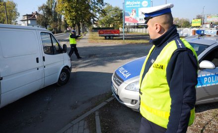 Małopolskie: Na osiemnastkę trzyosobowym autem w siedem osób i z kozą
