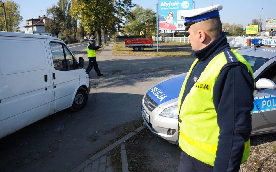 Małopolskie: Na osiemnastkę trzyosobowym autem w siedem osób i z kozą