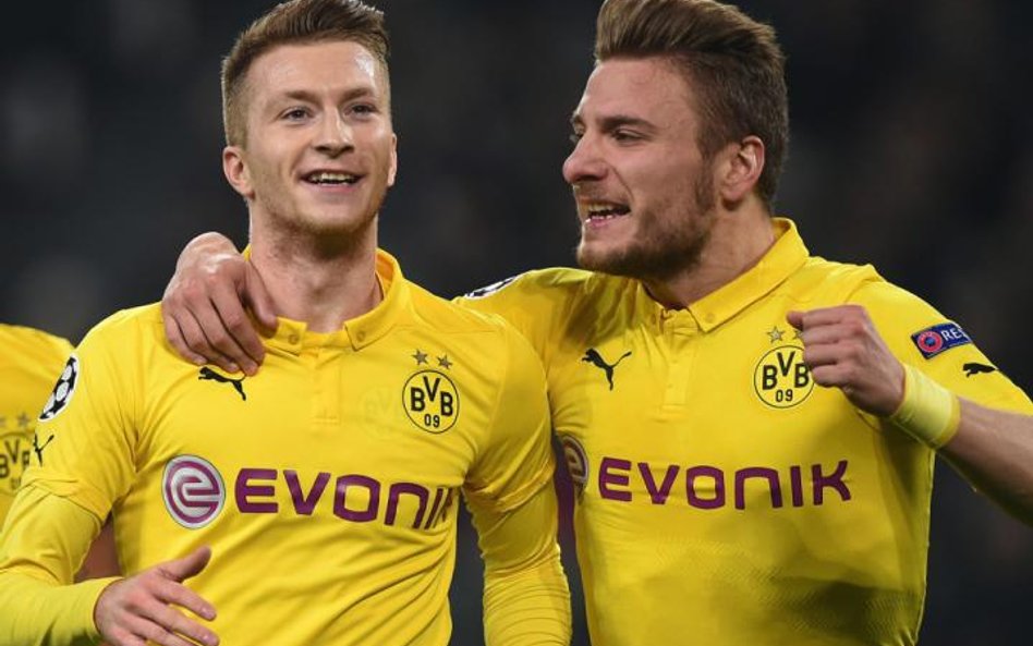 Marco Reus (z lewej) został w Dortmundzie, by uratować Borussię przed spadkiem. Obok Ciro Immobile