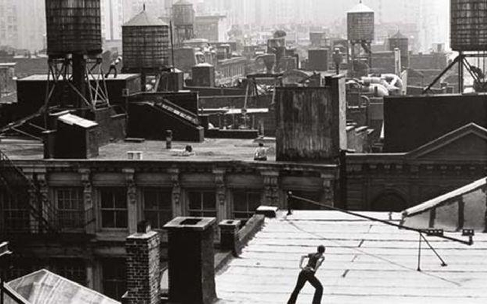 Trisha Brown, „Roof Piece”, 1973, druk, Broadway 1602, Nowy Jork, zdj. dzięki uprzejmości Barbican A