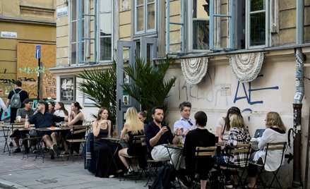 Ogródek kawiarniany na ulicy Bożego Ciała na Krakowskim Kazimierzu przy zabytkowej kamienicy