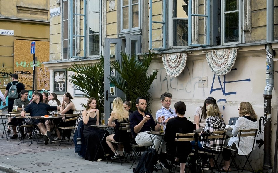 Ogródek kawiarniany na ulicy Bożego Ciała na Krakowskim Kazimierzu przy zabytkowej kamienicy