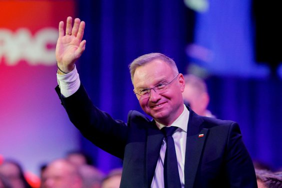 Prezydent Andrzej Duda macha do uczestników konferencji CPAC w USA