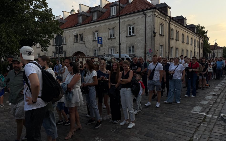 Aby wejść na teren imprezy, trzeba było czekać w kolejce nawet kilkadziesiąt minut