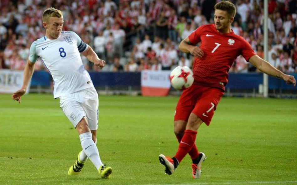 Karol Linetty (z prawej) i Anglik James Ward-Prowse. Polacy przegrali w Kielcach 0:3 i odpadli z tur