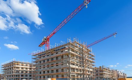 W IV kwartale 2025 r. szesnastu deweloperów z rynku kapitałowego sprzedało o 37 proc. mieszkań więce