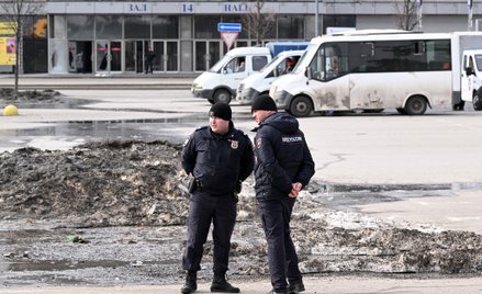 Funkcjonariusze policji przed spaloną salą koncertową Crocus City Hall w Krasnogorsku pod Moskwą