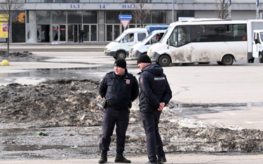 Funkcjonariusze policji przed spaloną salą koncertową Crocus City Hall w Krasnogorsku pod Moskwą