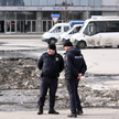 Funkcjonariusze policji przed spaloną salą koncertową Crocus City Hall w Krasnogorsku pod Moskwą