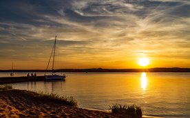 Zalew Sulejowski to popularne miejsce wypoczynku fanów żeglarstwa i sportów wodnych