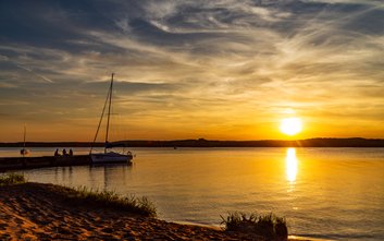 Zalew Sulejowski to popularne miejsce wypoczynku fanów żeglarstwa i sportów wodnych