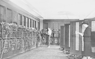 Pierwszy elektroniczny komputer ENIAC został zbudowany w latach 1943–1945 przy użyciu ponad 18 tysię