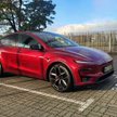 Tesla Model Y Performance ma dwa silniki o łącznej mocy 466 KM. Sprint do setki trwa 3,5 s, a prędko