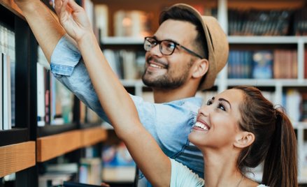 Spotkania w miejscu wypełnionym książkami zaczynają służyć pozyskiwaniu nowych znajomości, również t